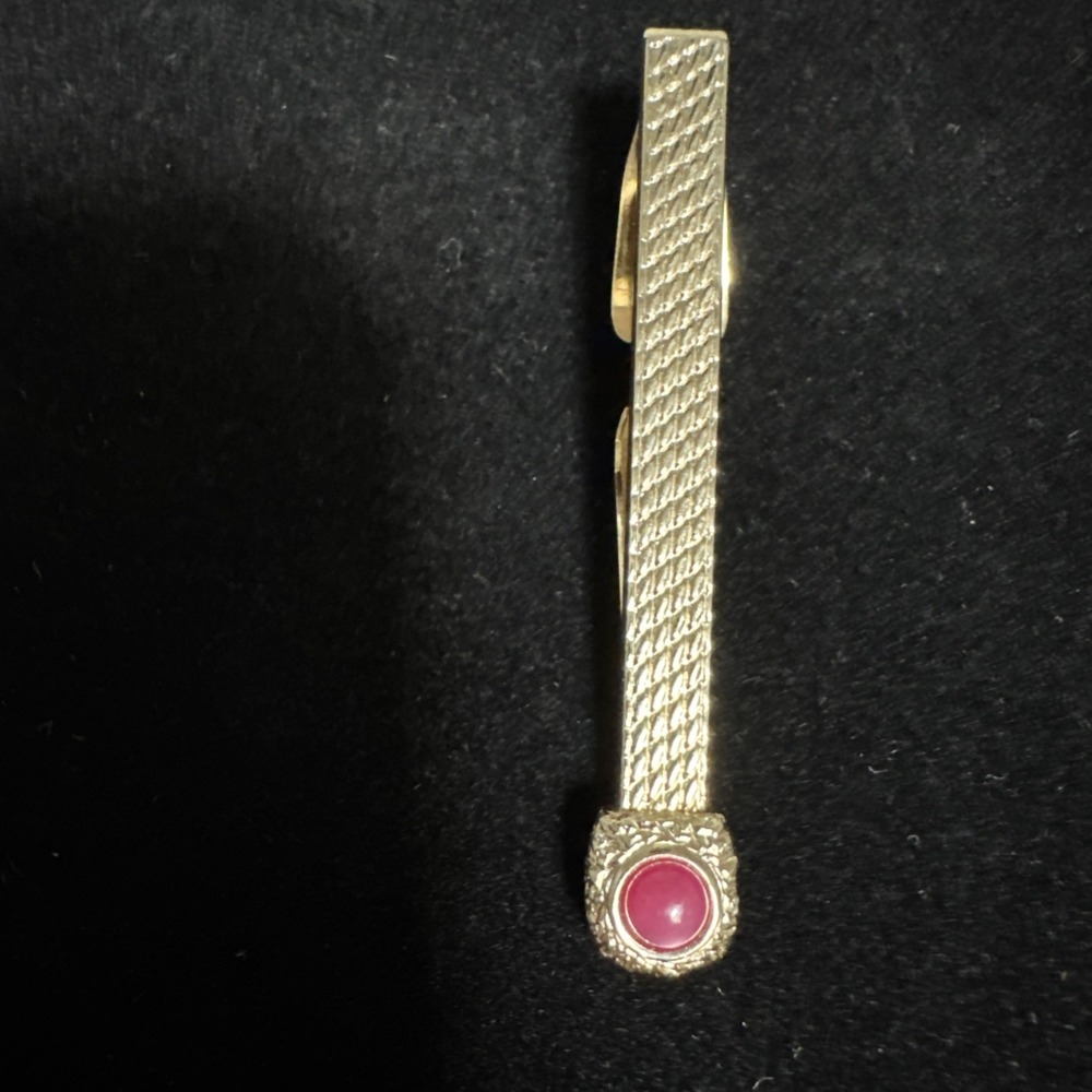 Vintage Swank Textured Gold Tone Men's Tie Clip With Pink Cabochon‎